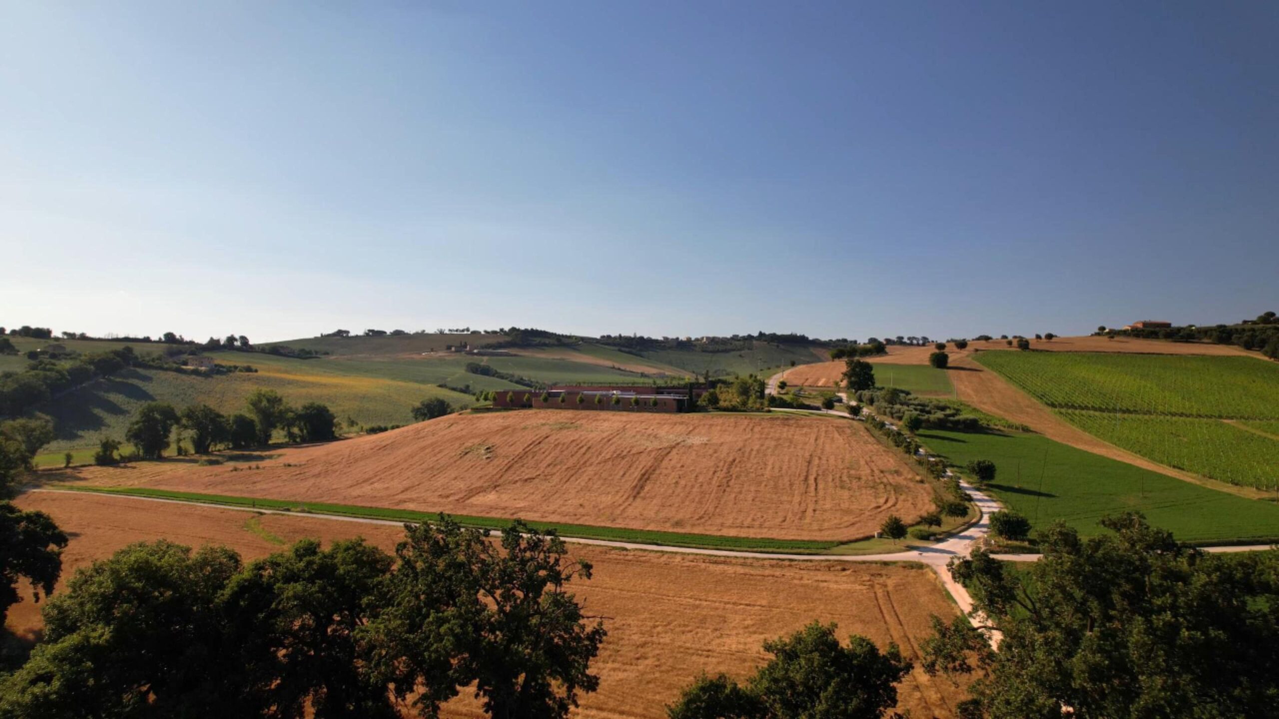 Immagine del Pastificio Agricolo Mancini da lontano in estate